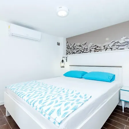 Rokova Vala سومارتين